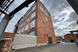 отдельно стоящее 4-этажное здание на первой линии с высокими потолками